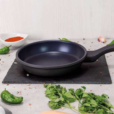 Cast aluminium fry pan Dark 3 Claveles